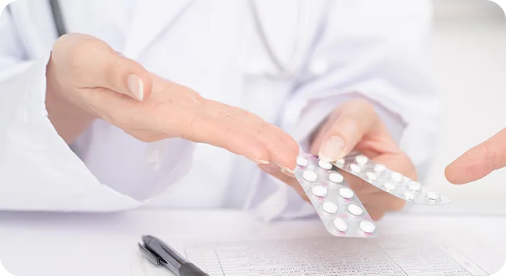 処方箋を確認している様子