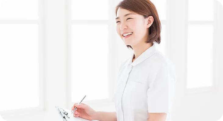 笑顔で仕事をするスタッフの女性