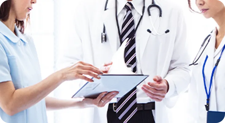 仕事をする医師と看護師の様子